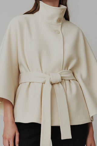 Chloe | Aukšta Apykakle ir Diržu Pelerinos Švarkelis