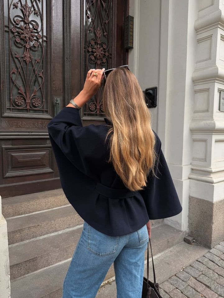 Chloe | Aukšta Apykakle ir Diržu Pelerinos Švarkelis